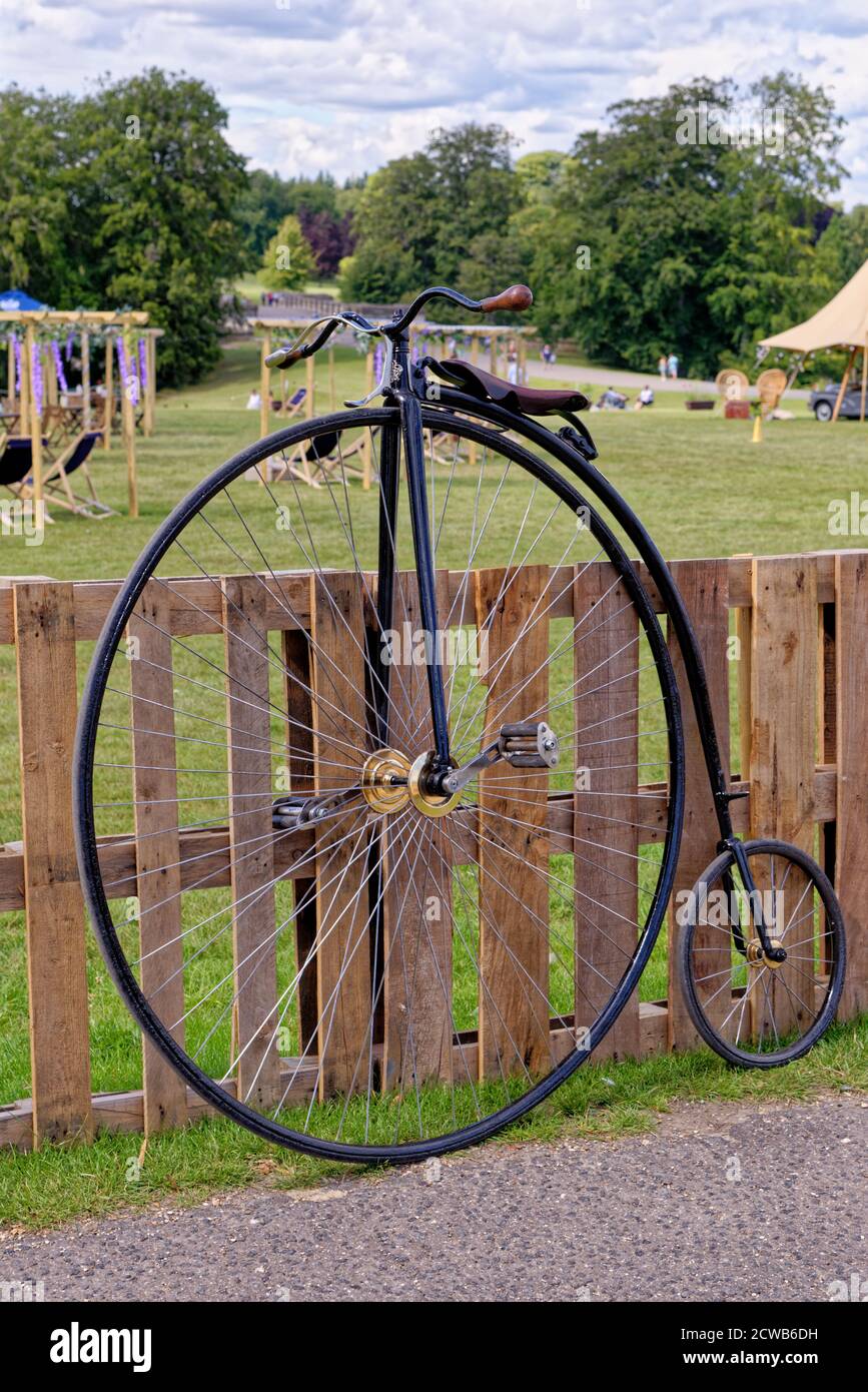 Antigua bicicleta de época estacionada en una valla de madera - Unidos  Reino Fotografía de stock - Alamy