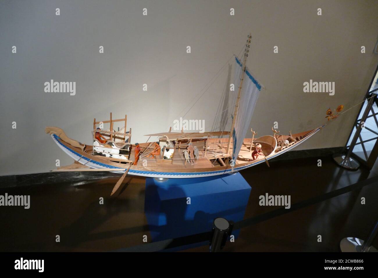 Modelo de un antiguo barco egipcio que fue propulsado por el remo. Foto de stock