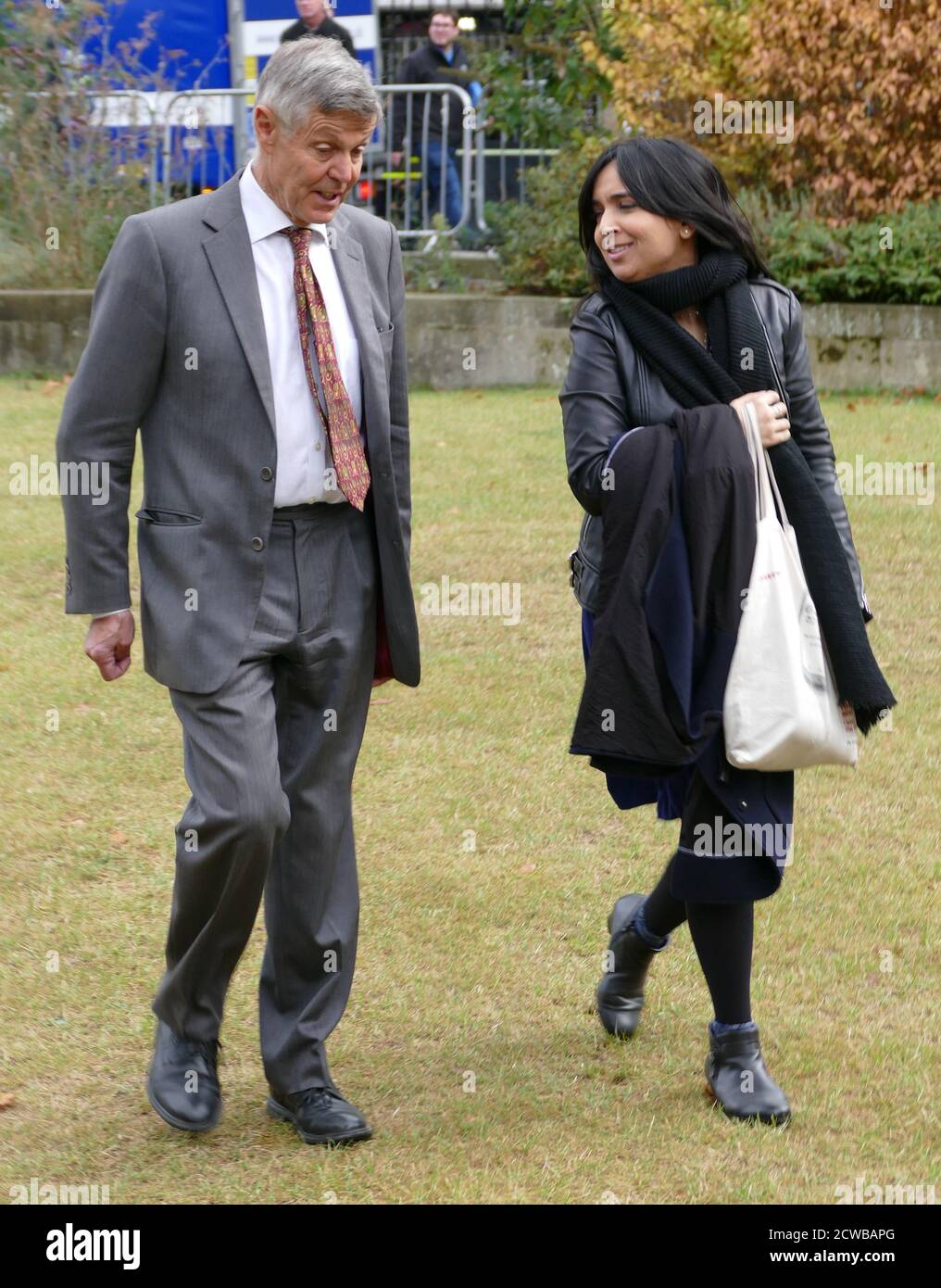 Matthew Parris y Dia Chakravarty llegan para entrevistas a los medios después de que el parlamento volvió a sentarse, después de que la prorrateo fue anulada por la Corte Suprema. 25 de septiembre de 2019. Dia Chakravarty (nacido en 1984), activista política británica nacida en Bangladesh, ex directora política de la Alianza de contribuyentes, y redactora del Daily Telegraph para el Brexit. Matthew Parris (nacido en 1949); escritor y locutor político británico, ex diputado conservador del Parlamento. Foto de stock