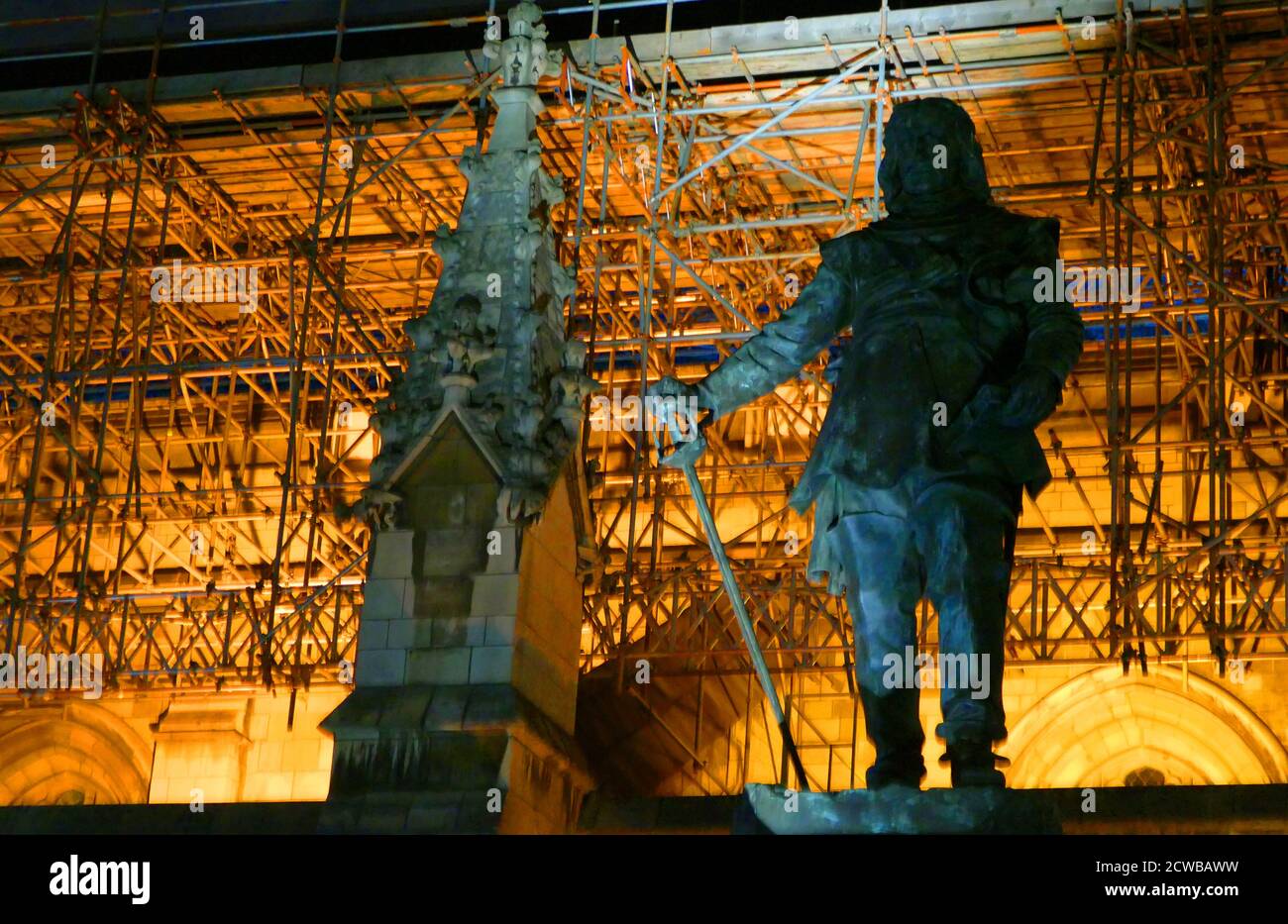 Estatua de Oliver Cromwell fuera del Parlamento británico. (25 de abril de 1599 - 3 de septiembre de 1658), líder militar y político inglés. Sirvió como Lord Protector de la Commonwealth de Inglaterra, Escocia e Irlanda, desde 1653 hasta su muerte, actuando simultáneamente como Jefe de Estado y Jefe de Gobierno de la nueva república. Foto de stock