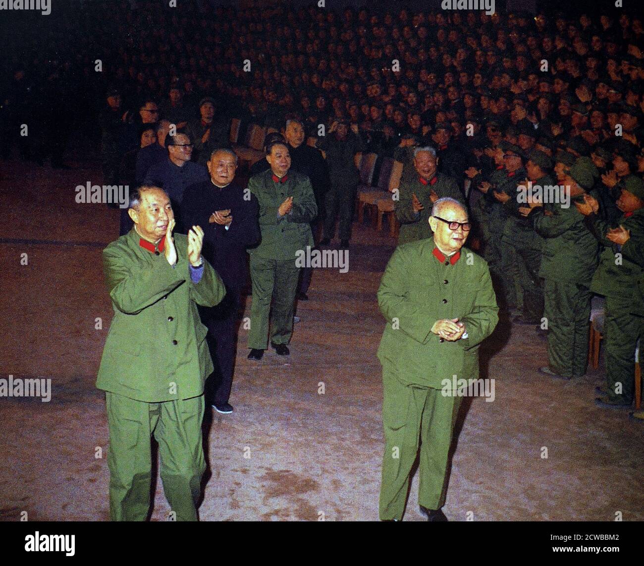 Liderazgo de China tras la muerte de Mao Zedong en 1976. Ye Jianying, (derecha) el líder militar superior en el golpe de 1976 que derrocó a la banda de los cuatro y puso fin a la Revolución Cultural. Hua Guo Feng líder chino 1976 - 1981 (izquierda). Li Xiannian (uniforme negro); Presidente de la República Popular de China entre 1983 y 1988 y Wang Dongxing (túnica verde central), jefe de la fuerza de guardaespaldas personal de Mao Zedong Foto de stock