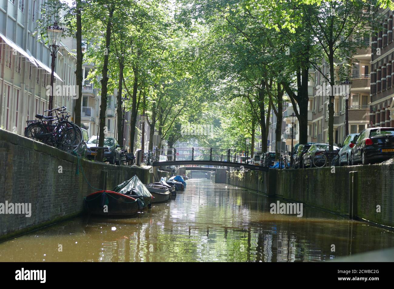 Los canales de Amsterdam, Holanda, se utilizan para transportar personas, turistas y suministros. Foto de stock