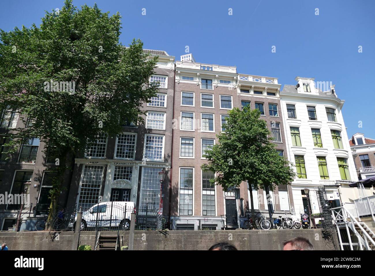 Casas de comerciantes del siglo 17 en Amsterdam, países Bajos. 2020 Foto de stock