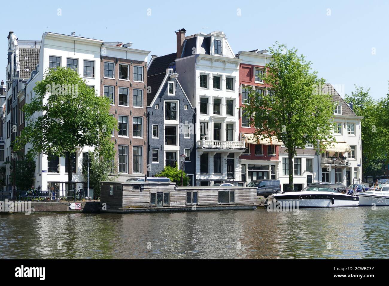 Los canales de Amsterdam, Holanda, se utilizan para transportar personas, turistas y suministros. Foto de stock
