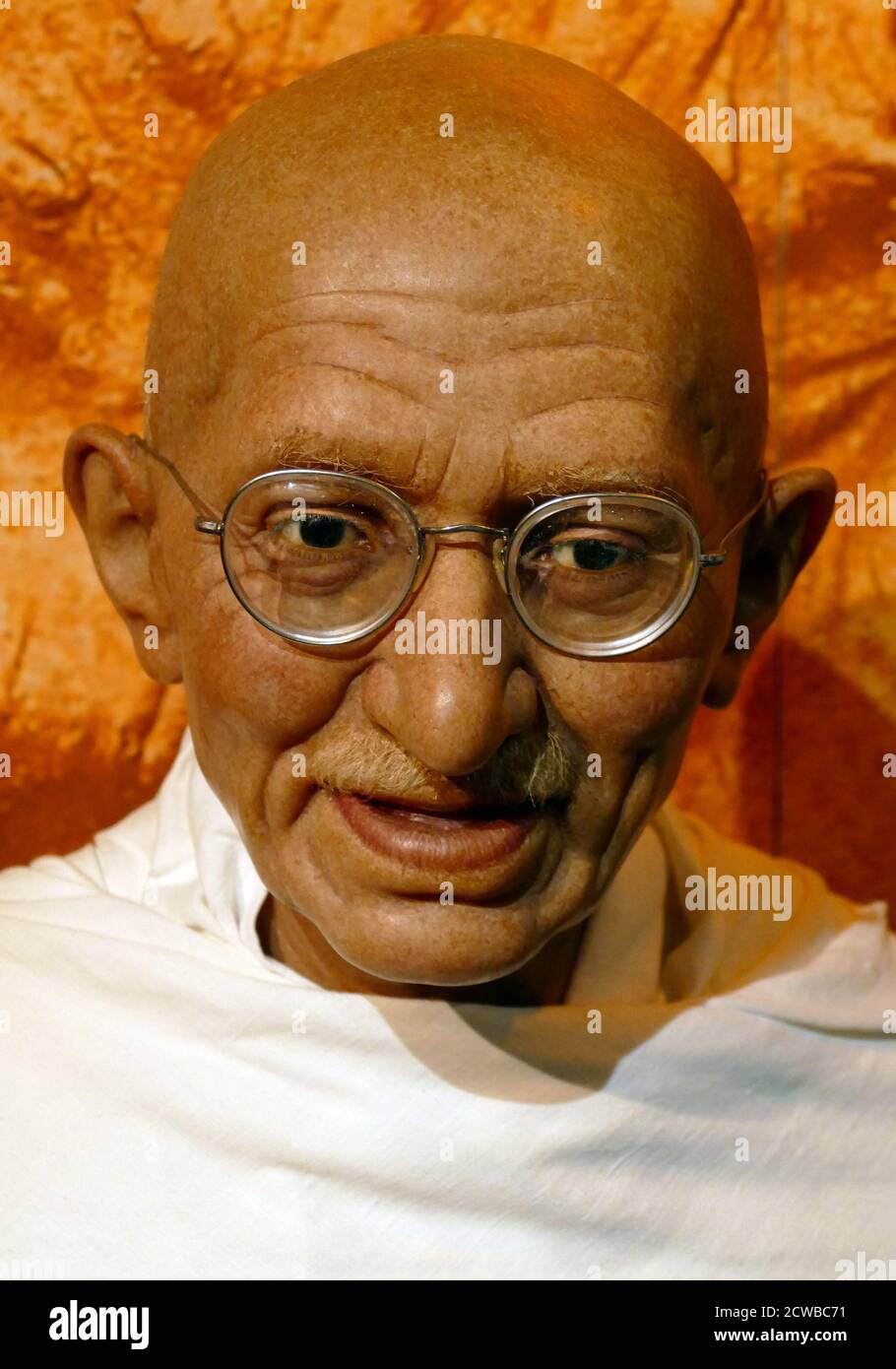 Estatua de cera que representa a Mahatma Gandhi (1869 - 1948); abogado indio, nacionalista anti-colonial y político-eticista, que emplearon la resistencia no violenta para liderar la exitosa campaña por la independencia de la India del dominio británico, y a su vez inspiró movimientos por los derechos civiles. Foto de stock