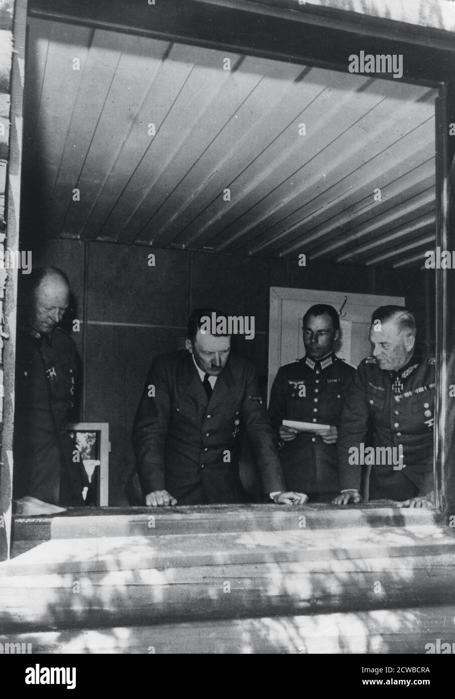 Adolf Hitler durante la invasión de Francia, Segunda Guerra Mundial, 1940. Hitler se muestra estudiando mapas en su sede flanqueada por el general Alfred Jodl, jefe de operaciones, el mayor Deile y el general Wilhelm Keitel. El fotógrafo es desconocido. Foto de stock