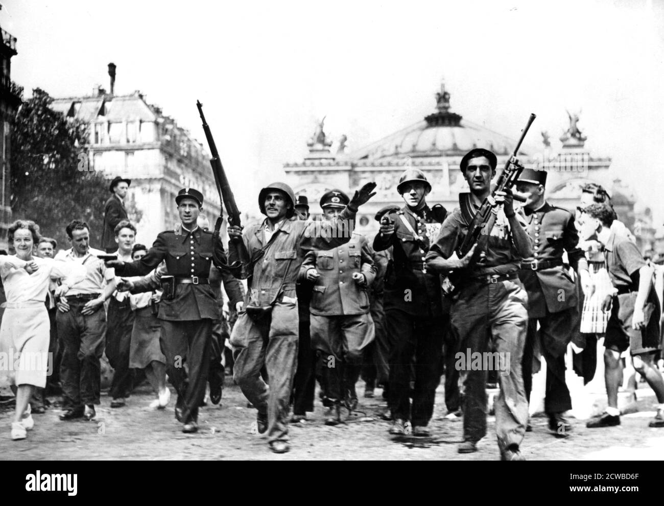 Liberación de París, 25 de agosto de 1944. Gendarmes, soldados y combatientes de la resistencia escoltando a prisioneros alemanes a través de multitudes de civiles jubilosos frente a la Ópera. El fotógrafo es desconocido. Foto de stock