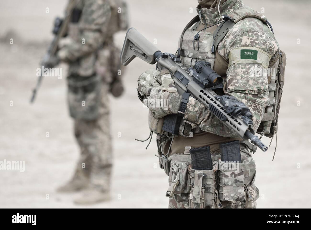 Soldados con ametralladora y bandera de Arabia Saudita en uniforme militar. Collage. Foto de stock