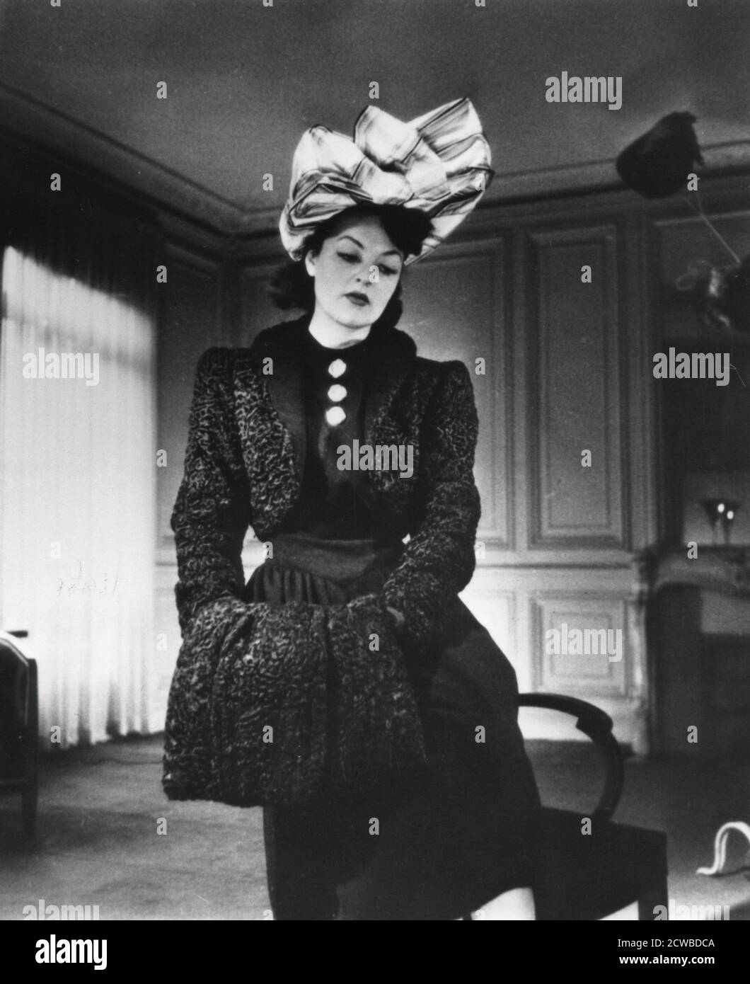Nina Ricci traje usado por la modelo de moda Gabrielle, Francia, enero de 1943. El fotógrafo es desconocido. Foto de stock
