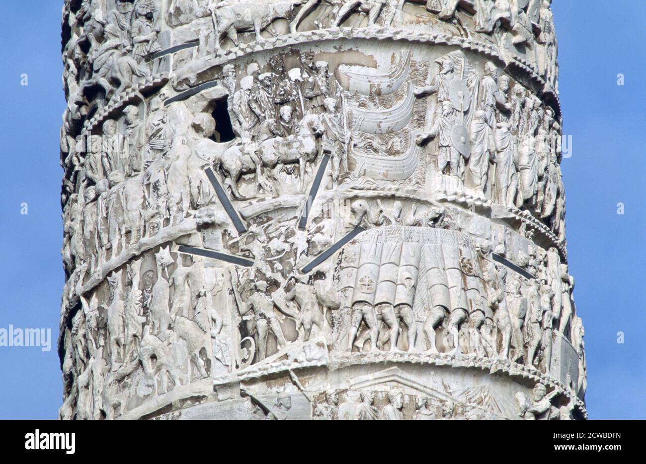 Columna de Marcus Aurelius, (detalle), Piazza Colonna, Roma. La columna de Marcus Aurelius, (en latín: Columna Centenaria Divorum Marci et Faustinae), es una columna dórica, con relieve en espiral, construida en honor del emperador romano Marcus Aurelius y modelada sobre la columna de Trajano. El artista es desconocido. Foto de stock
