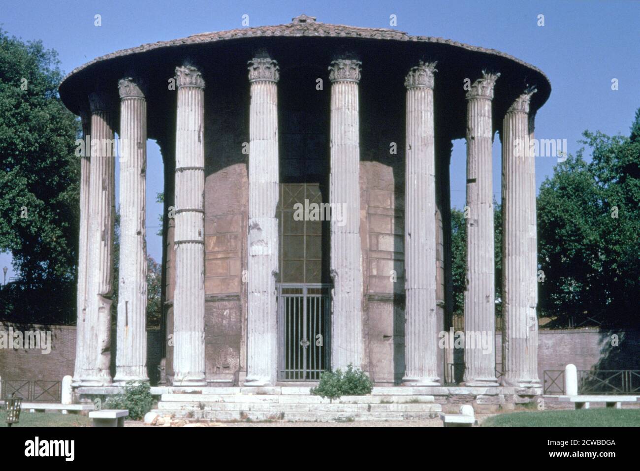 Templo de Vesta, Roma. El Templo de Vesta en el Foro Romano se encuentra  entre el Templo de Castor y Pollux, el Templo de César, la Regia y la Casa  de las