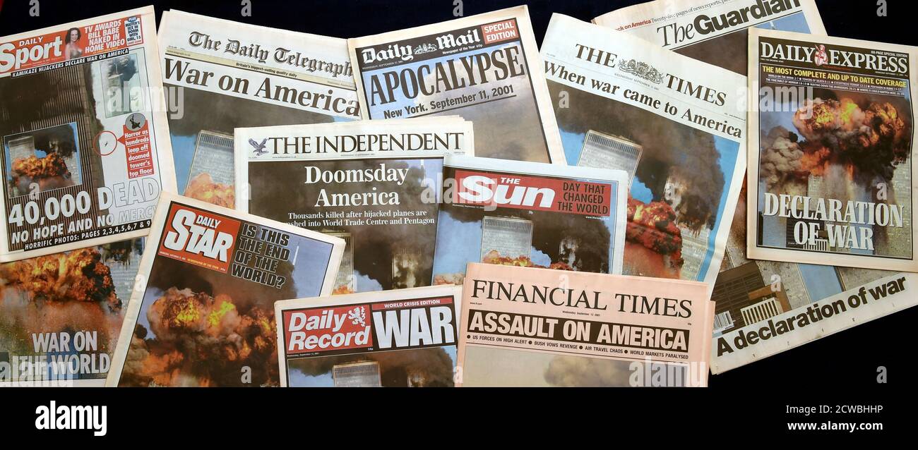 Periódicos que informan sobre los ataques de 9/11 en Nueva York Foto de stock