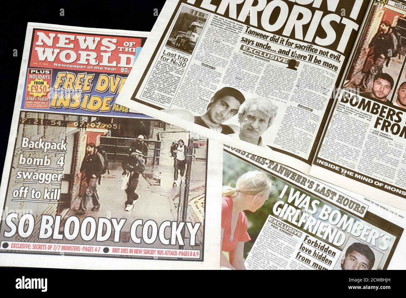 Periódicos que informan sobre los ataques de 7/7 en Londres Foto de stock