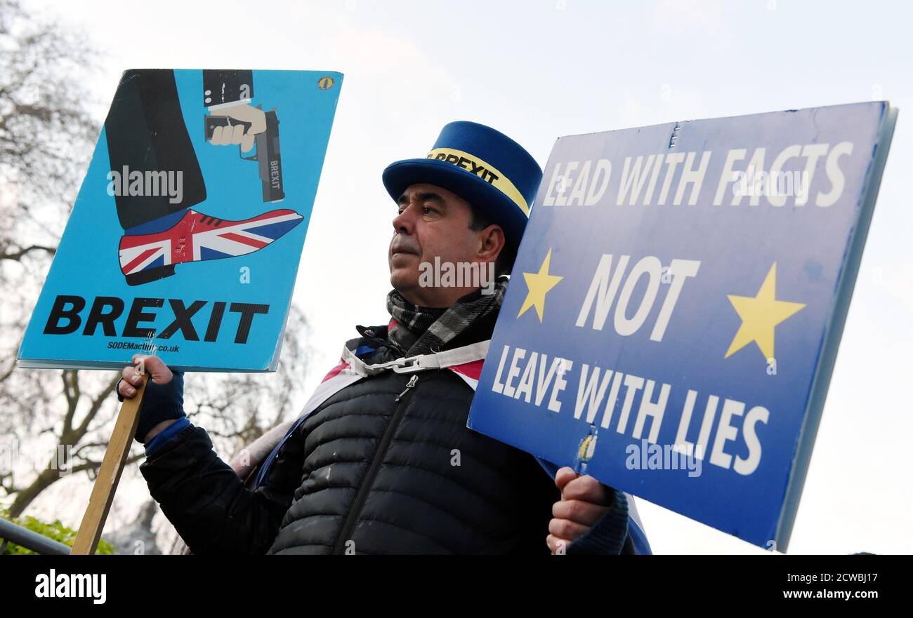 Fotografía del activista por el Brexit Steve Bray de Port Talbot, Gales del Sur. Bray hizo protestas diarias contra el Brexit en College Green, Westminster durante 2018 y 2019. Foto de stock