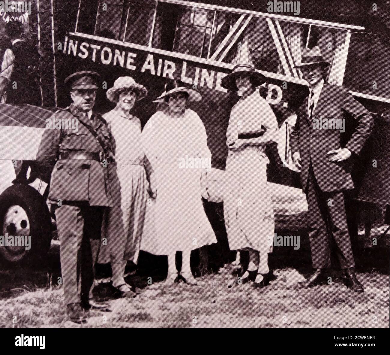 S. Instone & Co., que fundó la línea Aérea Instone en 1921, y operó servicios regulares entre Londres y el continente. Una de las flotas, la ciudad de Glasgow, se ve, a la izquierda, a su llegada a Colonia, con las primeras mujeres pasajeros que son transportadas por una aerolínea británica. En 1924, el Instone Air Line fue fusionado con otras tres compañías pioneras para formar Imperial Airways. Foto de stock