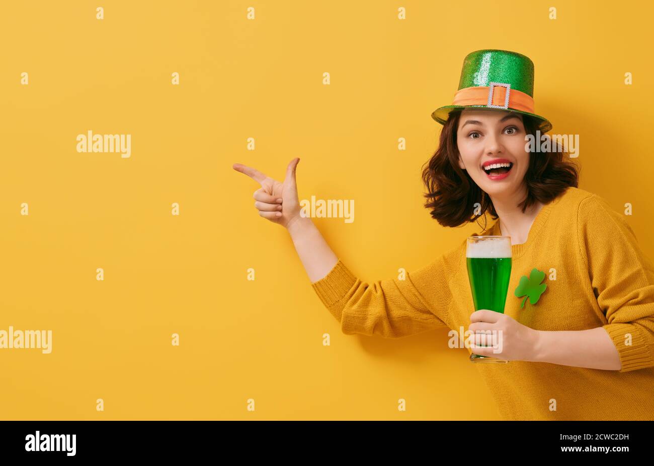 La joven en un sombrero leprechaun para un día de San Patricio. Foto de stock