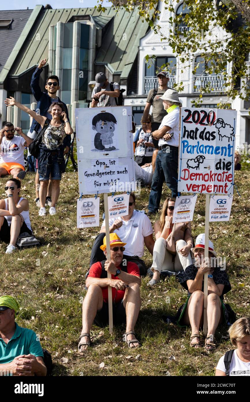 Los rebeldes alemanes de Corona protestan contra las restricciones de coronavirus como el uso de máscaras y las órdenes de montaje impuestas por el gobierno alemán, Düsseldorf, Alemania. Foto de stock
