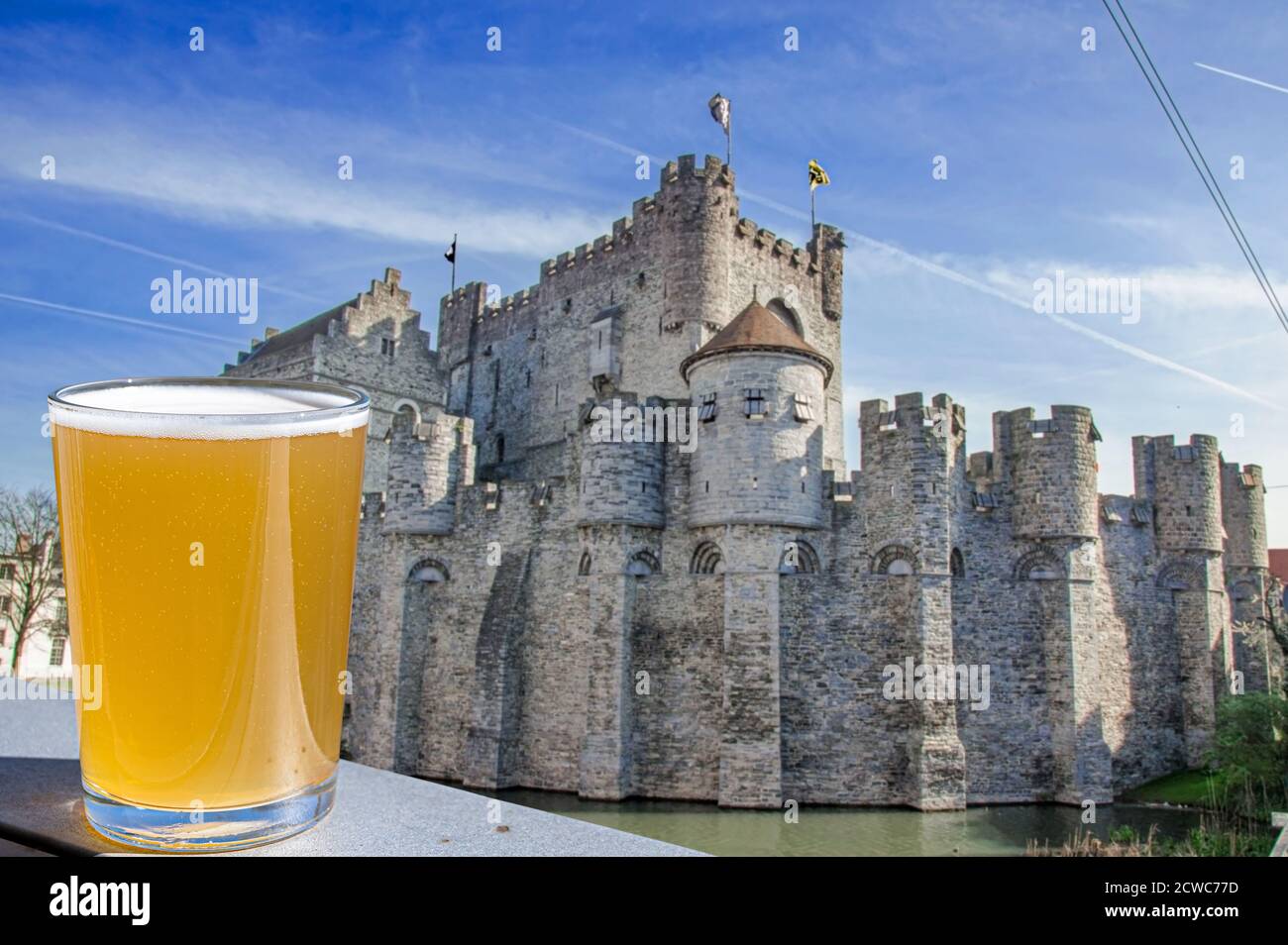 Vaso de cerveza ligera contra el Castillo de los Condes en Gante, Bélgica Foto de stock
