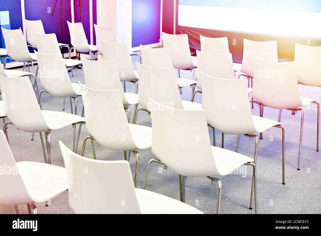 Sillas blancas de la moderna sala de conferencias de negocios Foto de stock