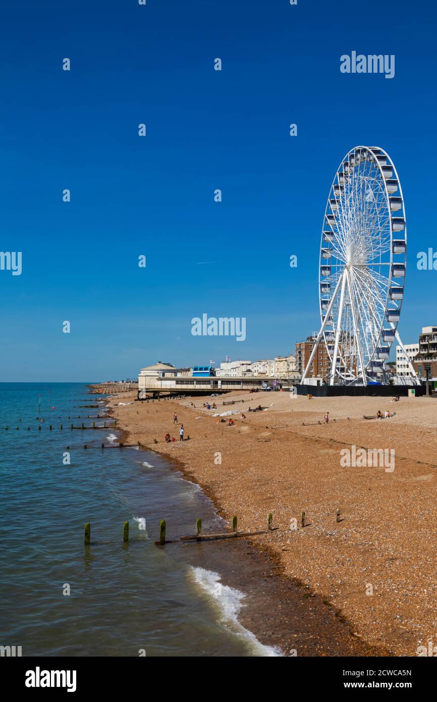 Inglaterra, West Sussex, Worthing, Worthing Beach y Town Skyline Foto de stock