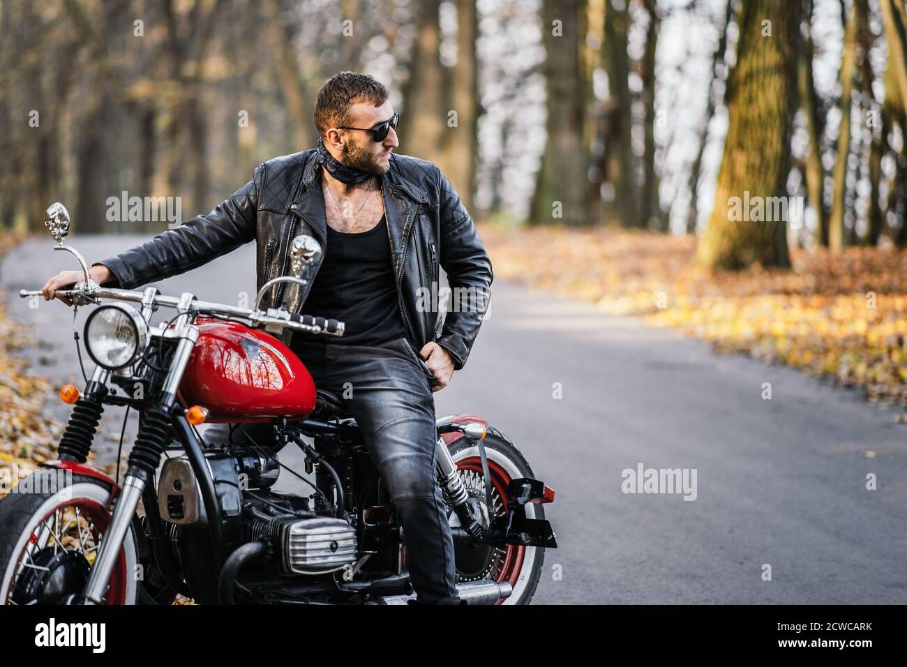13 ideas de Fotos traje + moto  traje moto, motos, hombre en moto