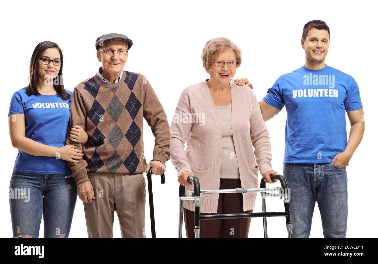 Voluntarios que ayudan a las personas mayores aisladas sobre fondo blanco Foto de stock