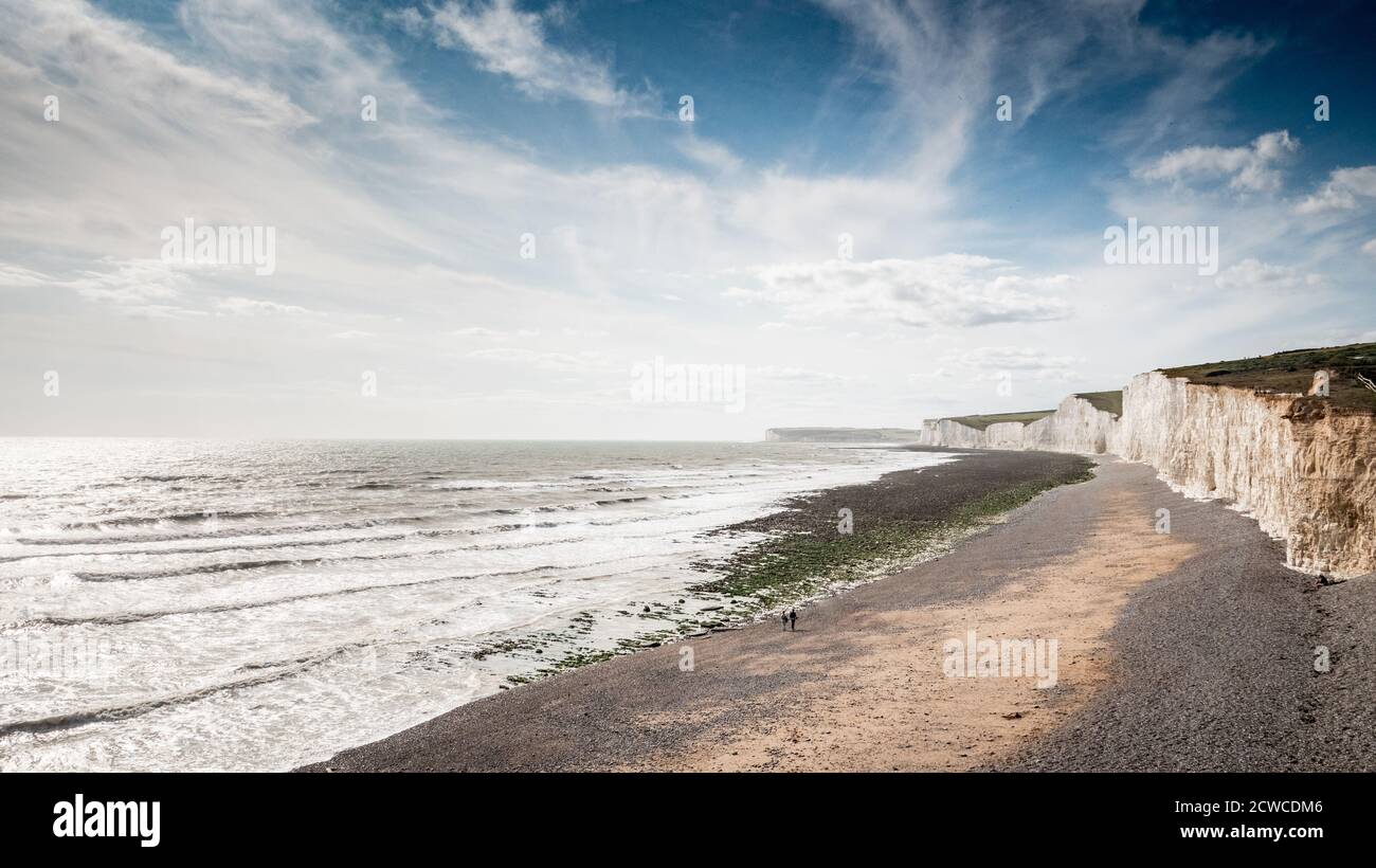 Seven Sisters, South Downs, East Sussex, Inglaterra. Una vista de los icónicos acantilados de tiza blanca en la costa sur del Reino Unido entre Eastbourne y Seaford. Foto de stock