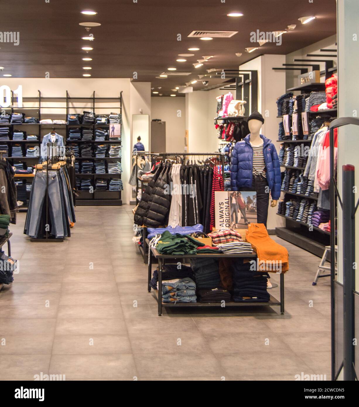 Europolis, Moscú, Rusia - 8 de octubre de 2019: Interior de boutiques de  moda con ropa moderna Fotografía de stock - Alamy