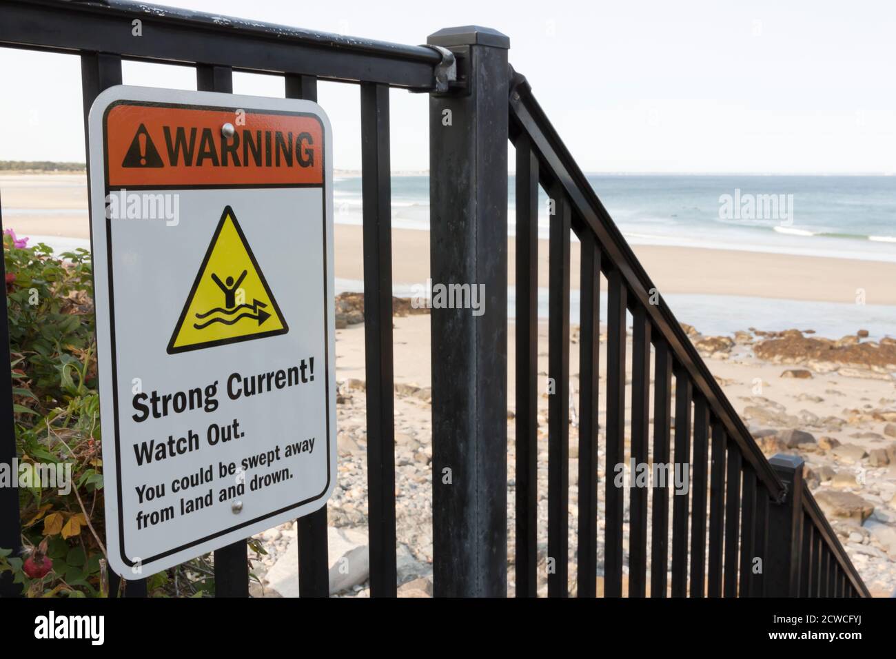 Señal de advertencia a los amantes de la playa y a los surfistas sobre la fuerte corriente del océano. Foto de stock