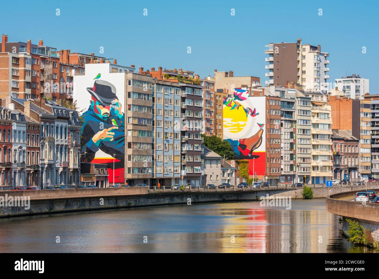 Enormes murales de díptico en las paredes a lo largo del río Mosa en Lieja, Valonia, Bélgica Foto de stock