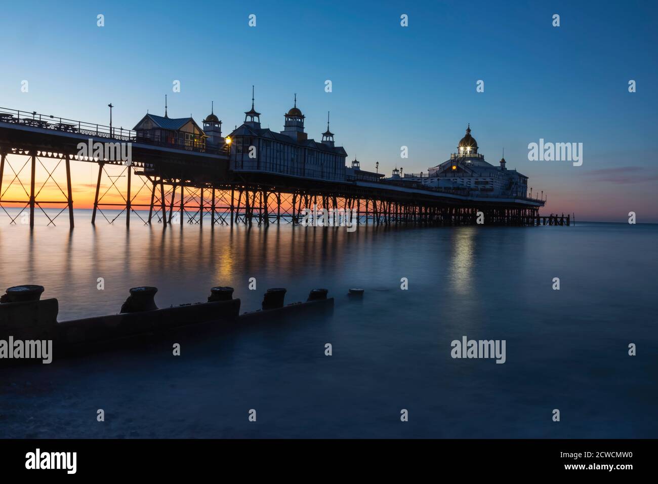 Inglaterra, East Sussex, Eastbourne, Eastbourne Beach y Pier Foto de stock