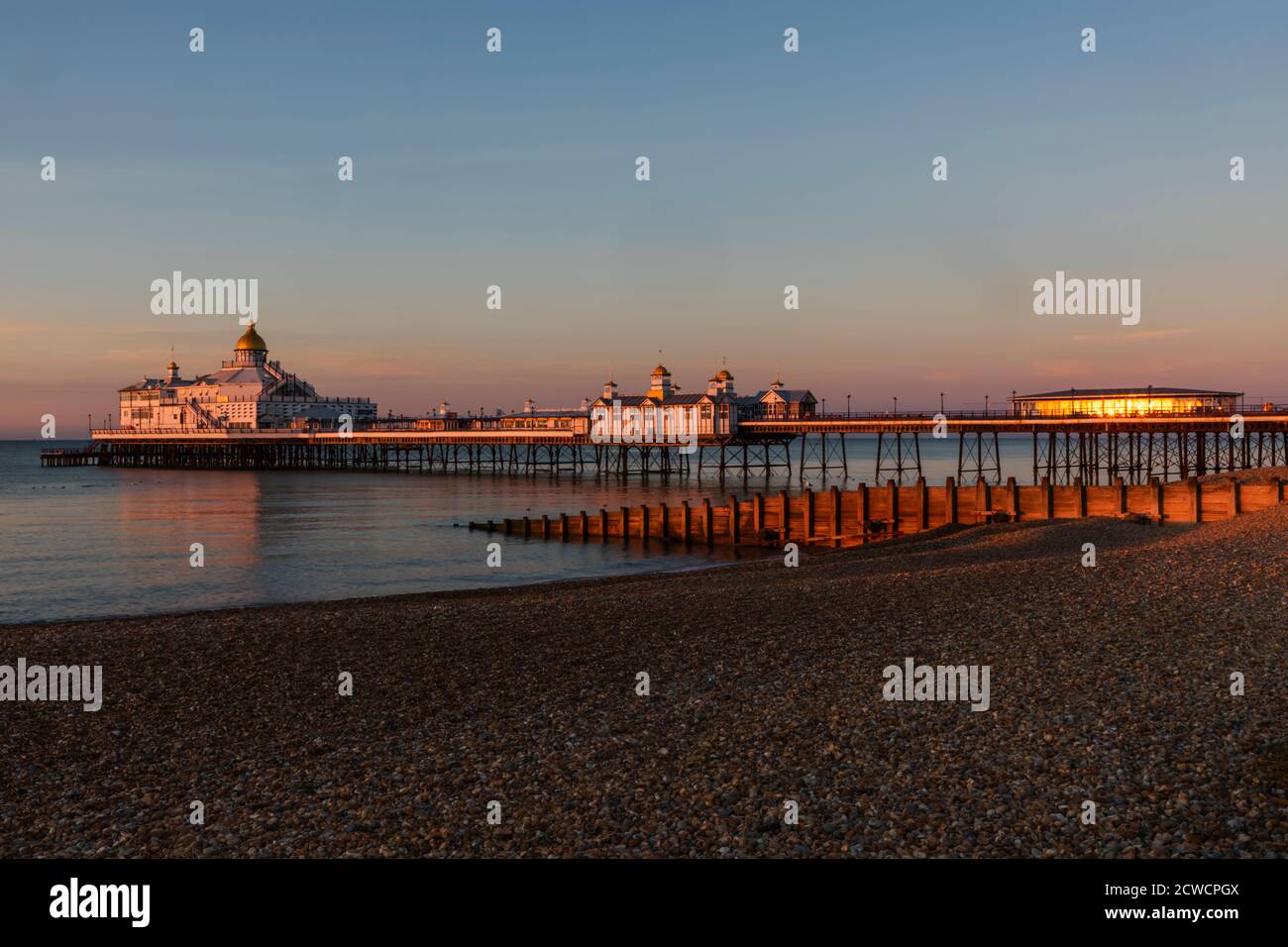 Inglaterra, East Sussex, Eastbourne, Eastbourne Beach y Pier Foto de stock