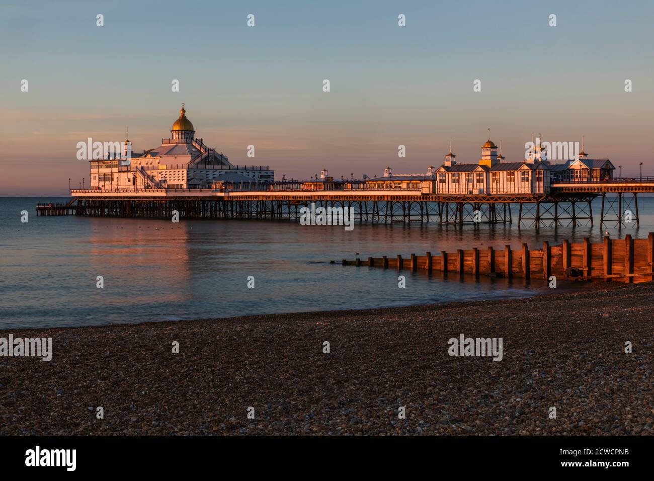 Inglaterra, East Sussex, Eastbourne, Eastbourne Beach y Pier Foto de stock