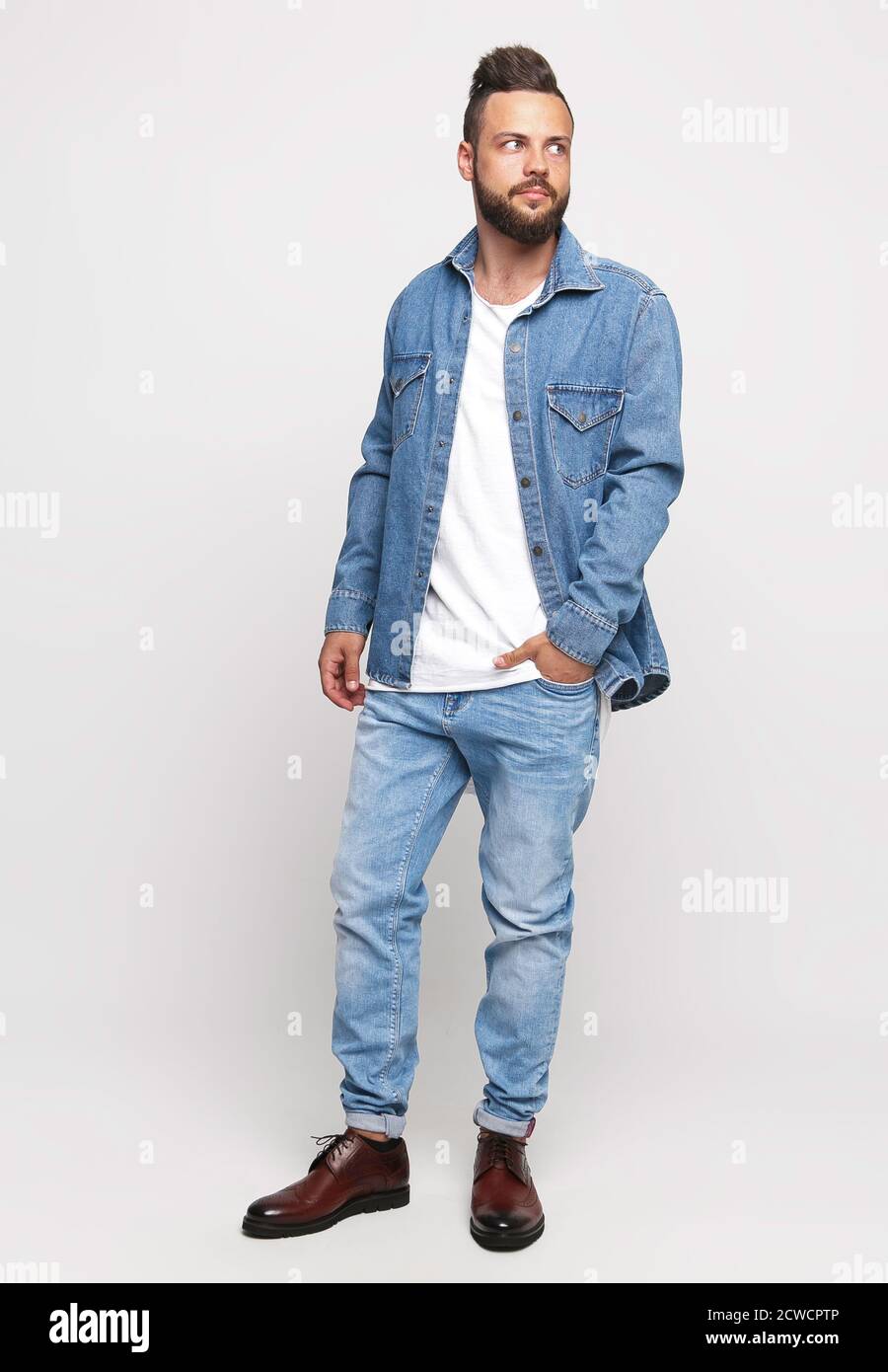 Joven en traje de denim. Hombre guapo con chaqueta vaquera y vaqueros sobre  fondo blanco. Foto para la publicidad de vaqueros y chaquetas para hombre.  Concepto para Fotografía de stock - Alamy