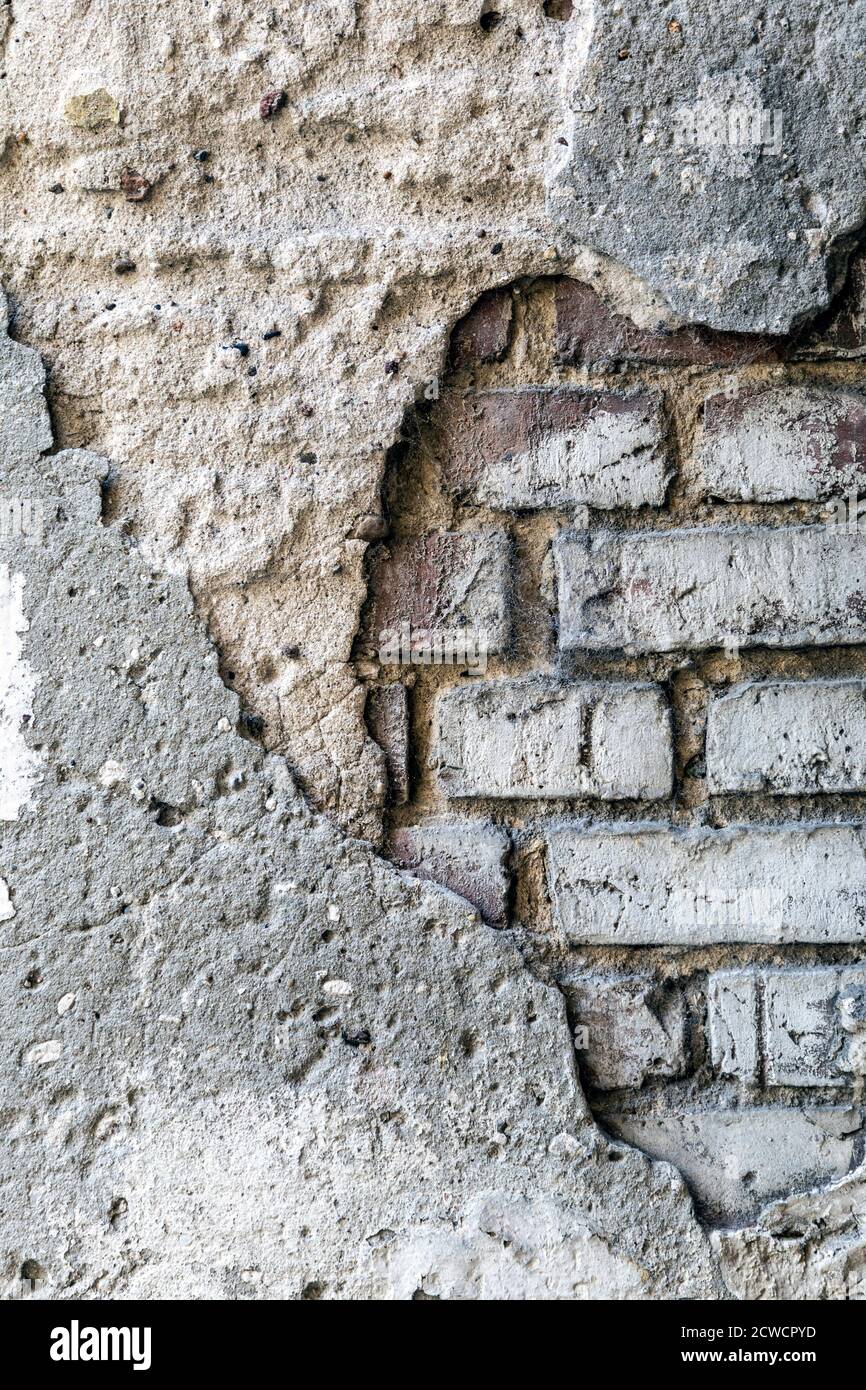 Fachada deteriorada y dañada de un edificio en el distrito de Praga de Varsovia, Polonia Foto de stock