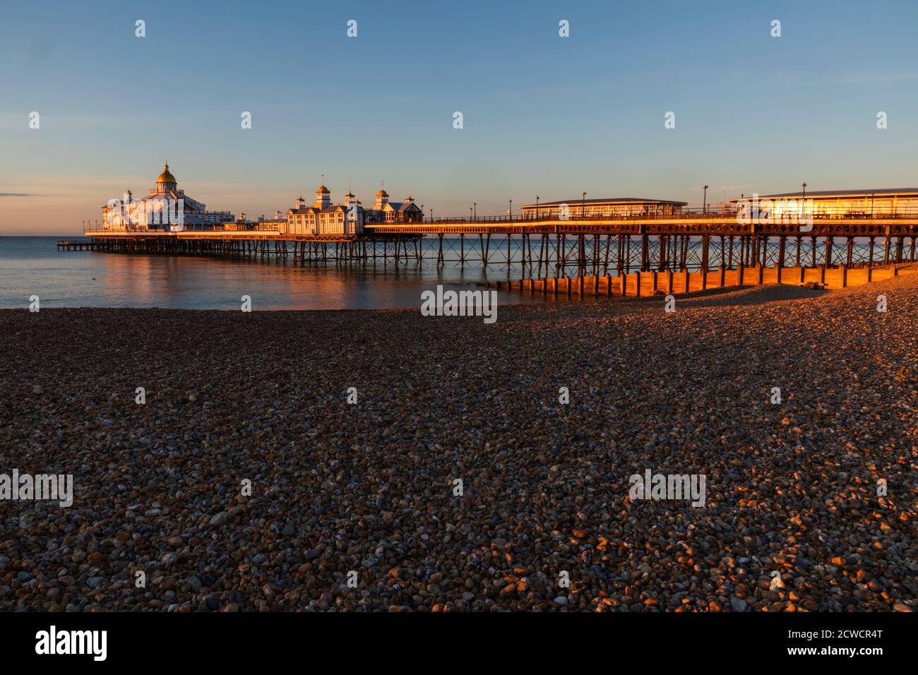 Inglaterra, East Sussex, Eastbourne, Eastbourne Beach y Pier Foto de stock