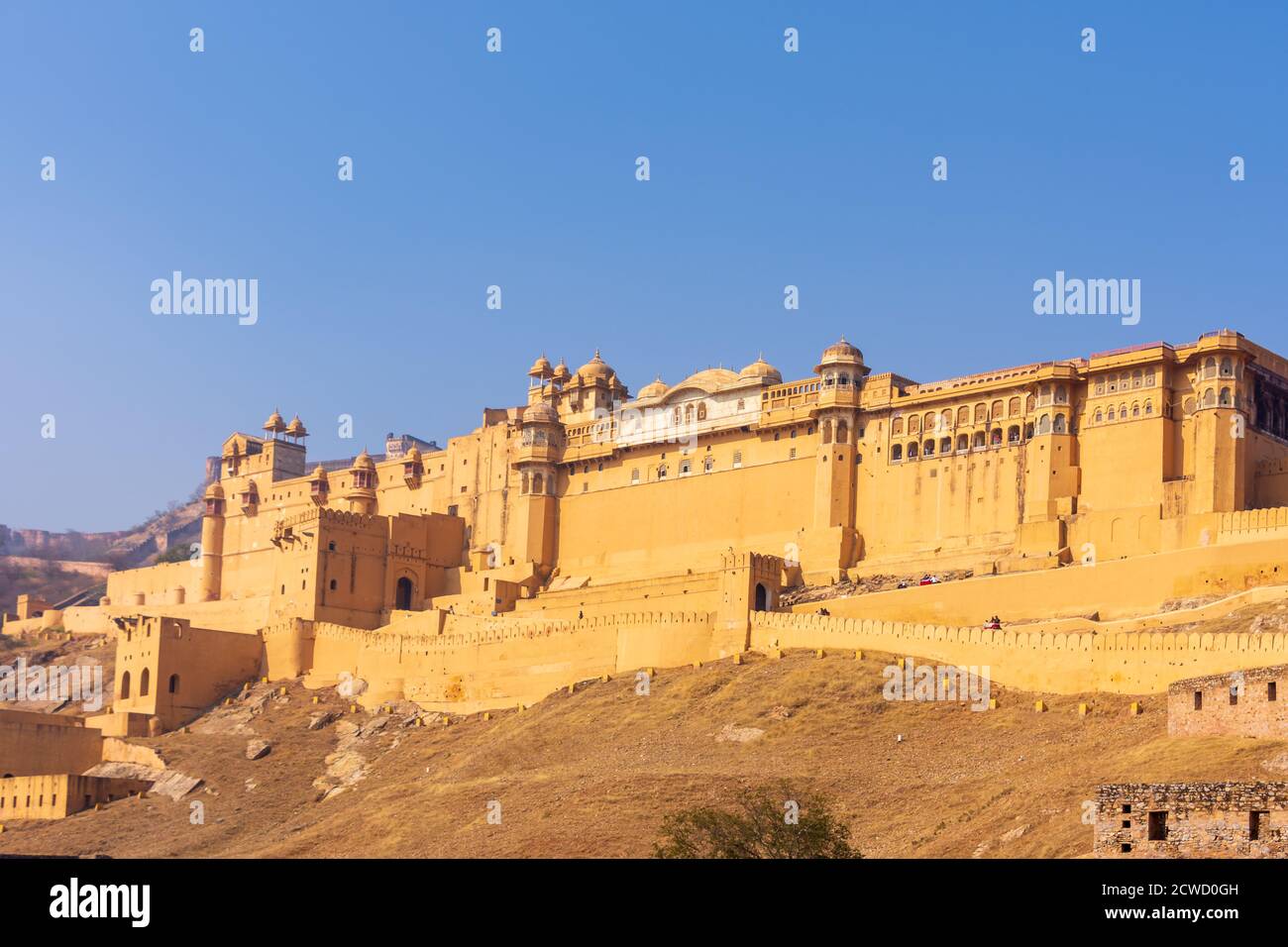 Una vista de la hermosa fortaleza ámbar en un día soleado en Jaipur, Rajasthan, India. Foto de stock