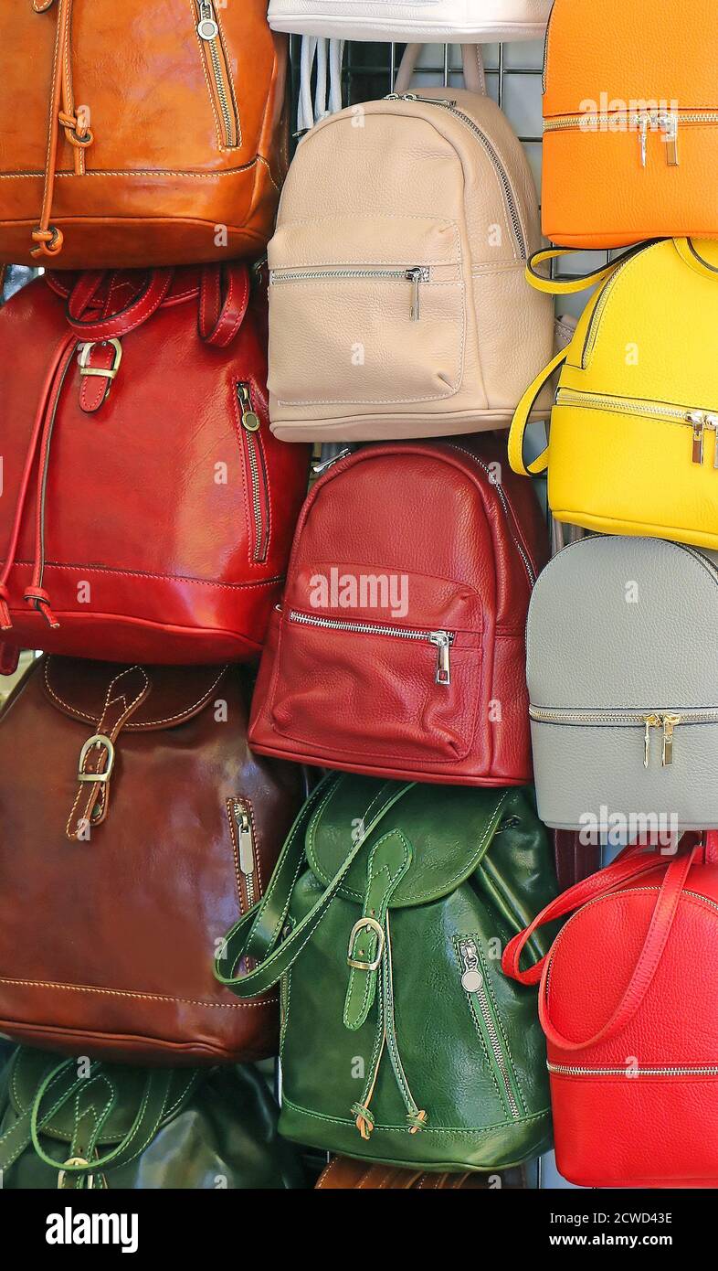 Coloridas mochilas de cuero Accesorios de moda venden en el mercado de la calle Fotografía de stock -