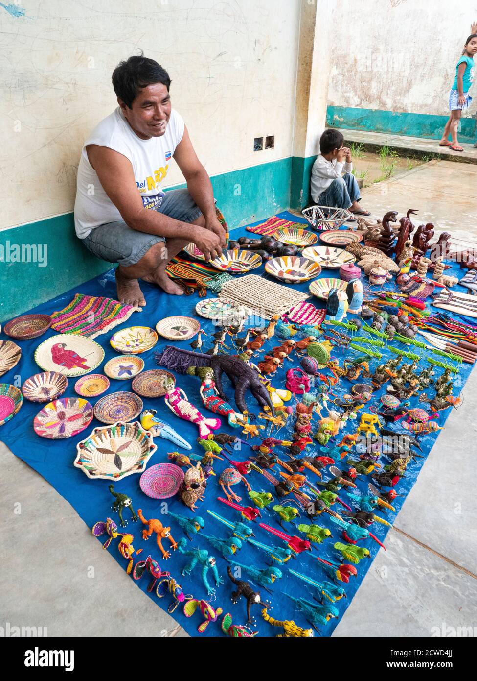 Gente local que vende sus mercancías en la aldea de San Francisco, Cuenca del Amazonas, Perú. Foto de stock