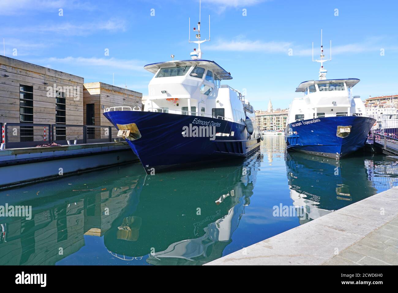 Marsella, Francia -13 NOV 2019- Vista de Edmond DANTES barco turístico ir  al Chateau d'si en el Vieux Port (Puerto Antiguo) en Marsella, Francia.  Ella Fotografía de stock - Alamy