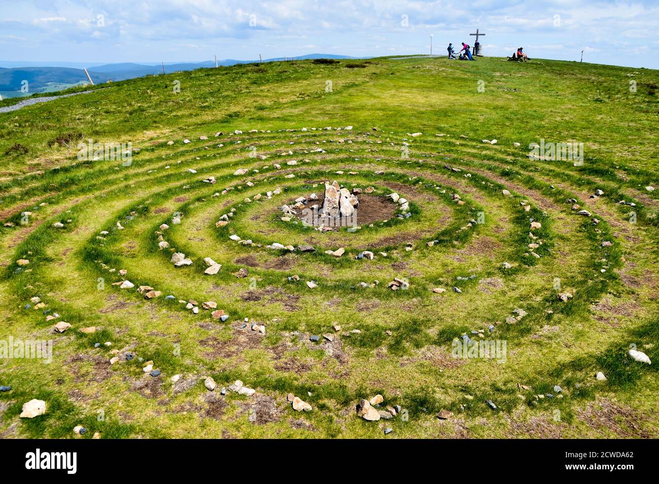 Espiral celta mágica de la vida hecha de rocas en la naturaleza. Foto de stock
