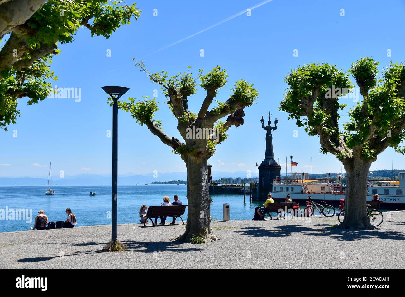 Konstanz, Alemania - 27 de mayo de 2020: Jardín de la ciudad de Constanza con paseo marítimo. Foto de stock