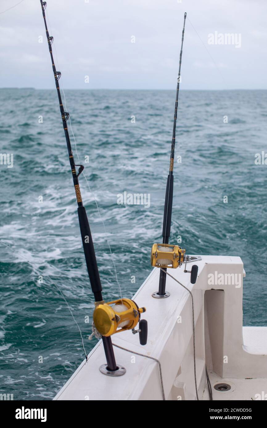 Perdóneme Todo tipo de Mariscos Dos cañas de pescar en un barco de pesca en Varadero, Cuba para una  excursión de un día de pesca en alta mar en el Océano Caribe Fotografía de  stock - Alamy