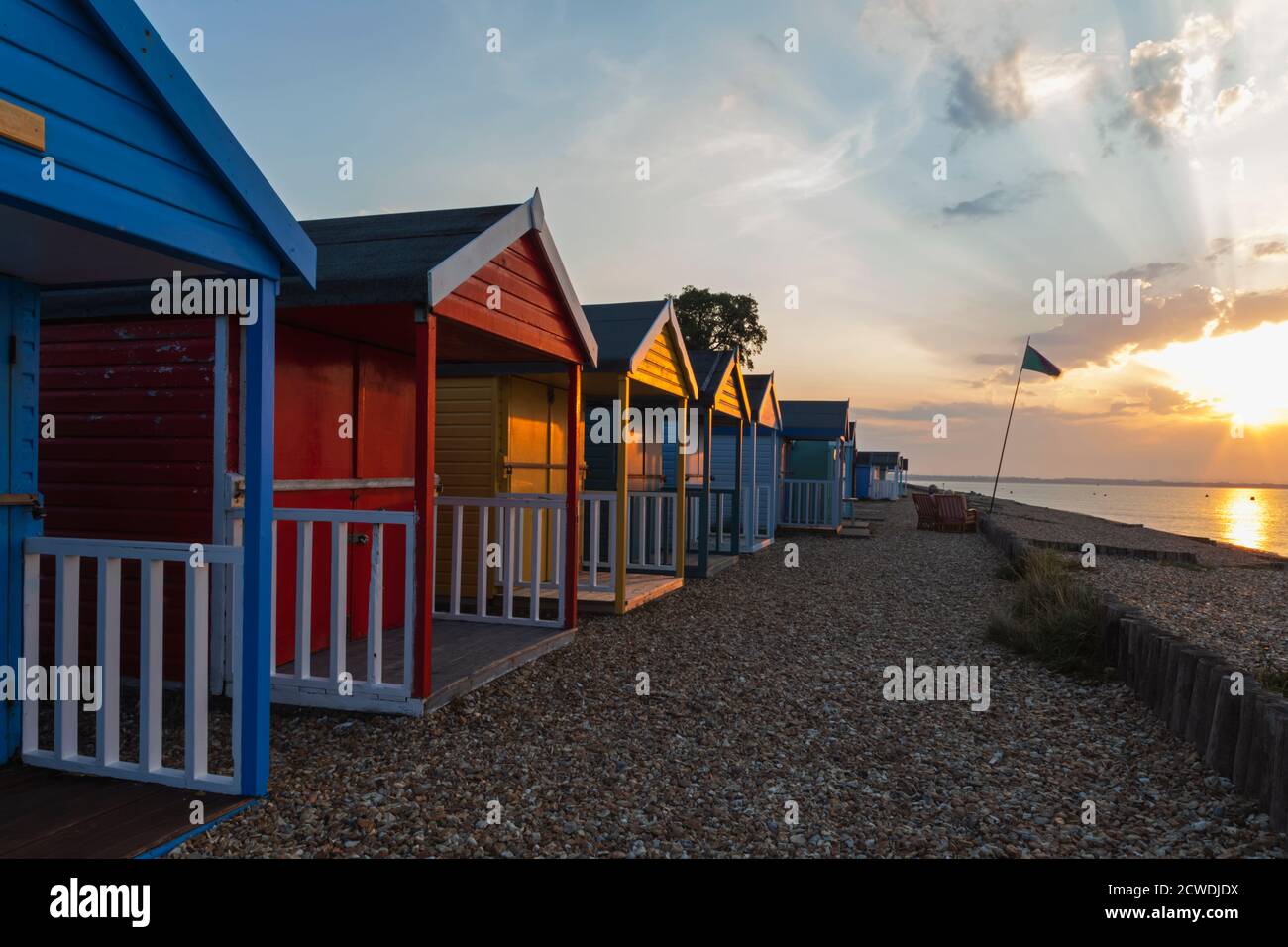 Inglaterra, Hampshire, New Forest, Calshot, Calshot Beach, Colorful Beach Huts Foto de stock