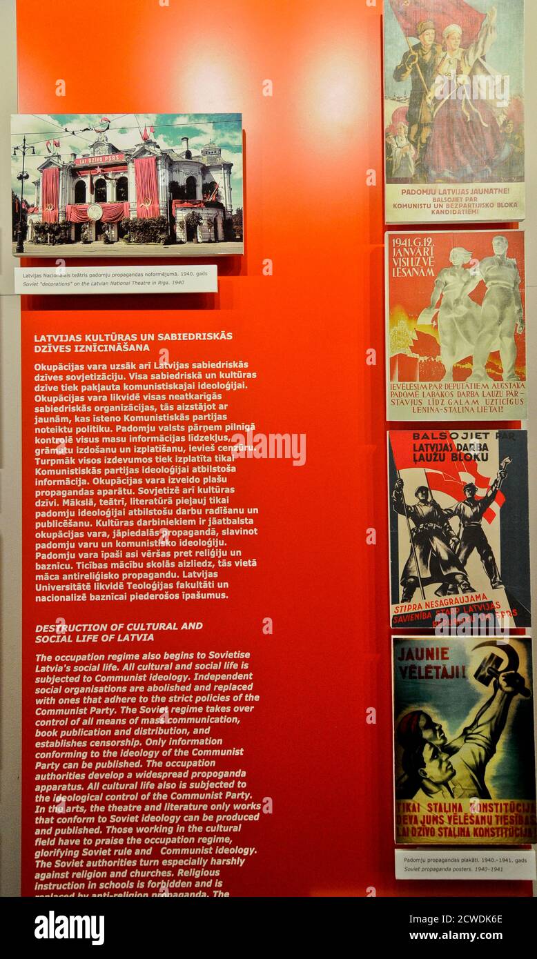 Museo de la Ocupación de Letonia: Carteles soviéticos, Riga Foto de stock
