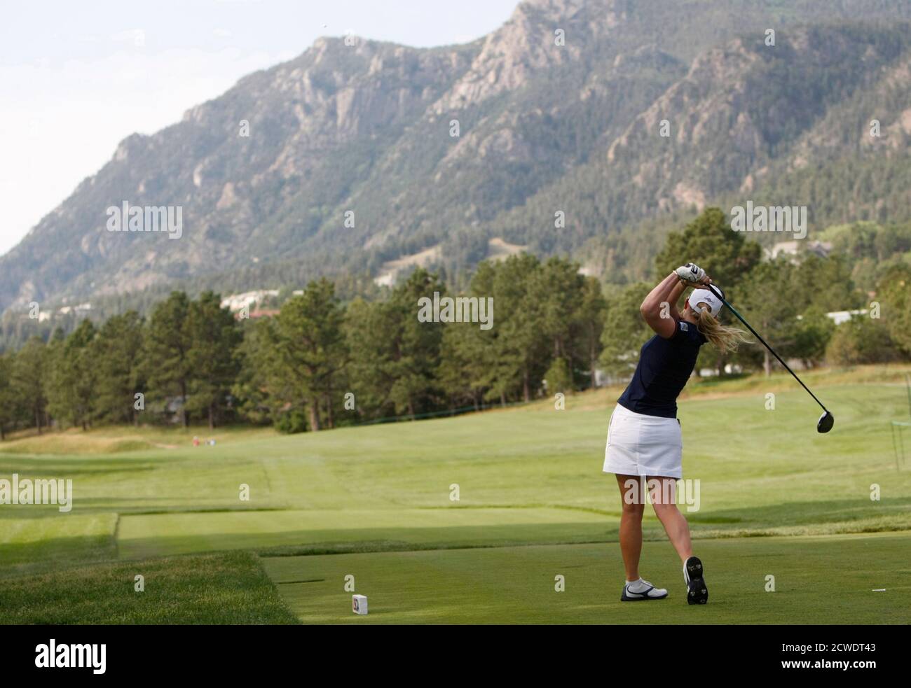 Morgan Pressel, de los EE.UU., se deshace del 11o tee en práctica para el torneo de golf abierto para mujeres de los EE.UU. En el Broadmoor en Colorado Springs, Colorado 6 de julio de 2011. El Abierto comienza el 7 de julio de 2011. REUTERS/Rick Wilking (ESTADOS UNIDOS - Tags: SPORT GOLF) Foto de stock