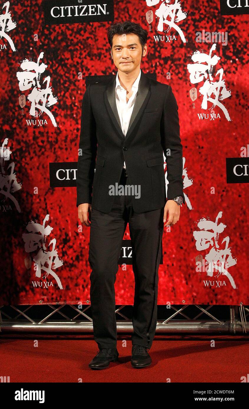 El actor taiwanés Takeshi Kaneshiro plantea para los fotógrafos en el estreno de la película 'Wuxia' en Taipei el 20 de julio de 2011. REUTERS/Pichi Chuang (TAIWÁN - Tags: ENTRETENIMIENTO) Foto de stock