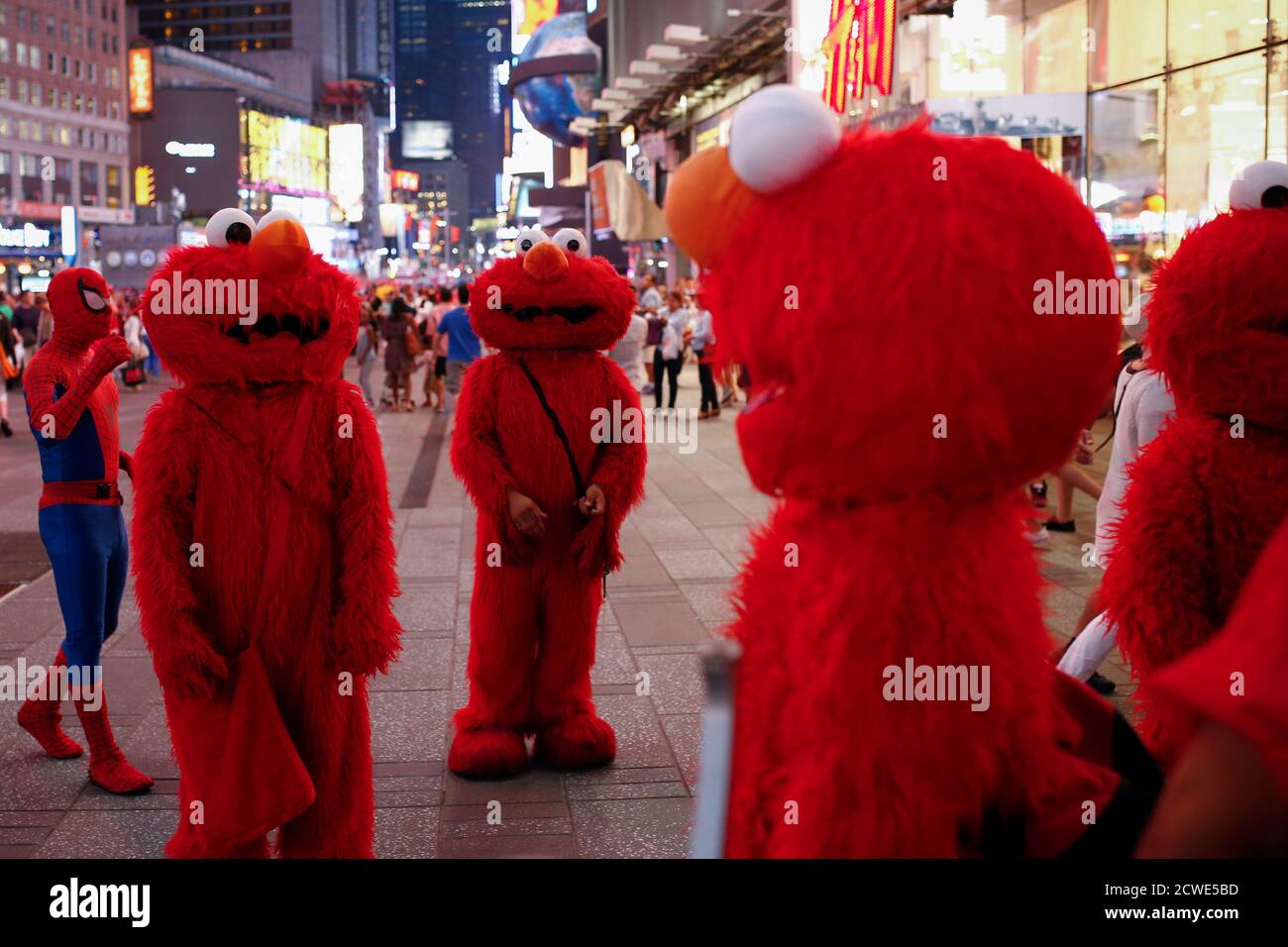 Elmo es una marioneta de los programa de televisión Sesame Street  Fotografía de stock - Alamy