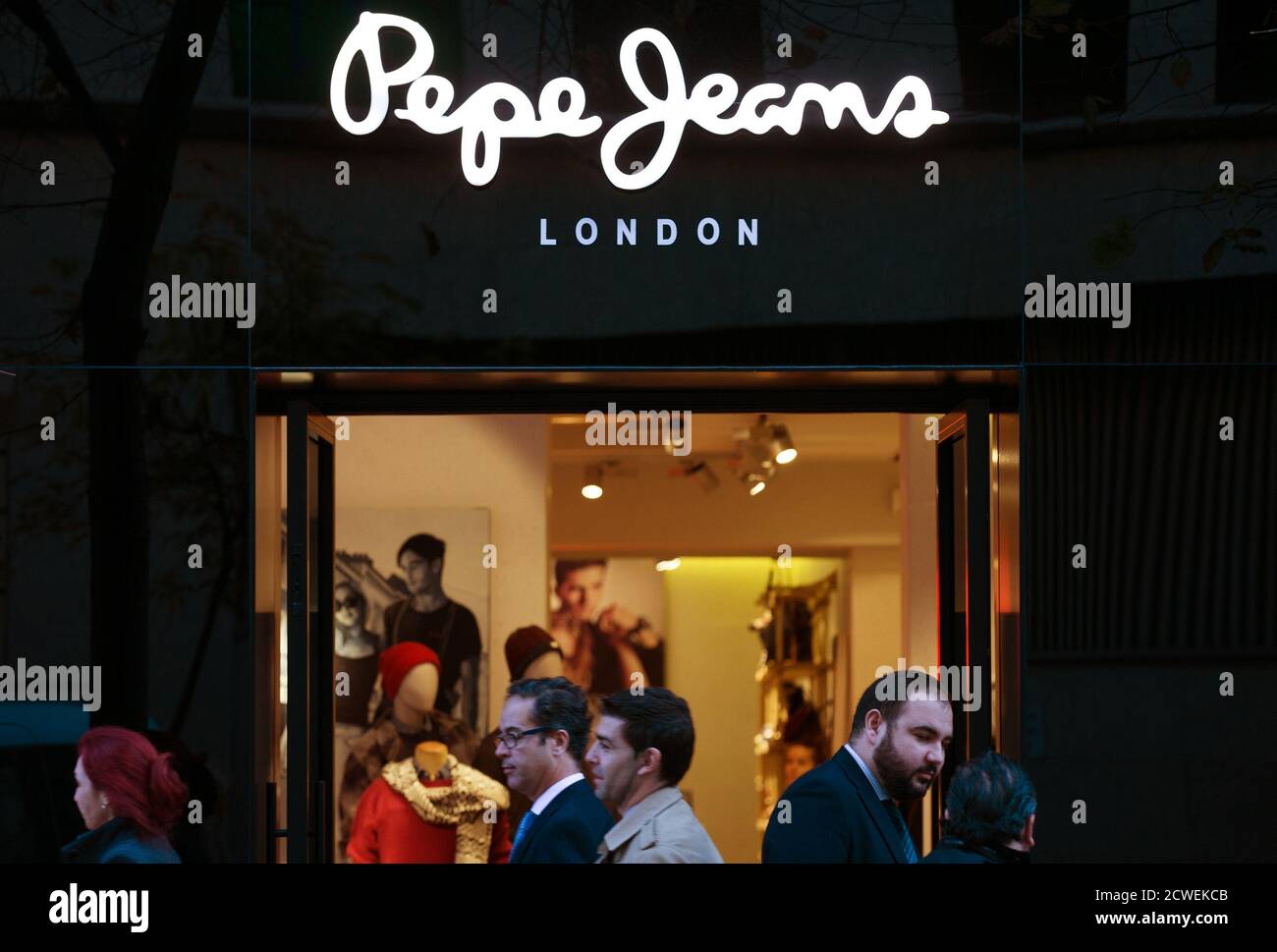 La gente pasa por una tienda de la Marca española Pepe Jeans en Madrid el 2  de diciembre de 2014. La familia real Qatari está liderando la carrera para  comprar la Marca