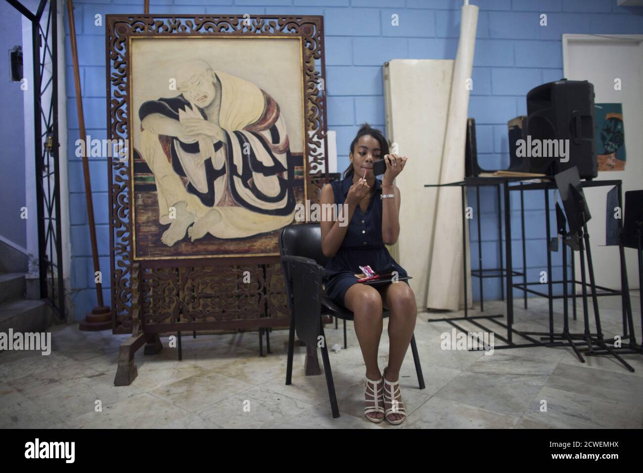 Suylen Escobar,17, miembro del coro Cantoria Coralillo pone antes de la  presentación del coro infantil los Angeles Children's Chorus Young Men's  Ensemble, un coro infantil de los Estados Unidos, en la Habana,